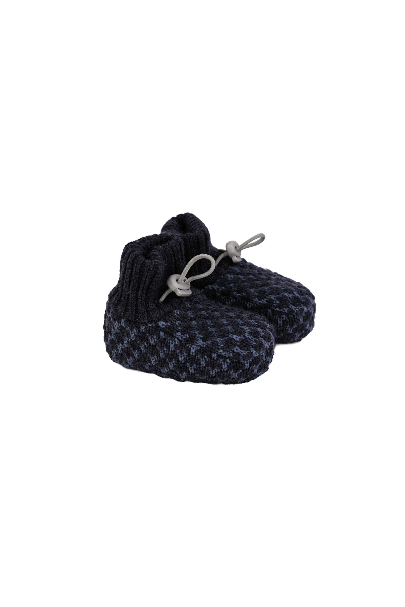 Strikkede babybooties i mørkeblått rutete mønster med ribbestrikkede mansjetter og grå elastiske snorer.
