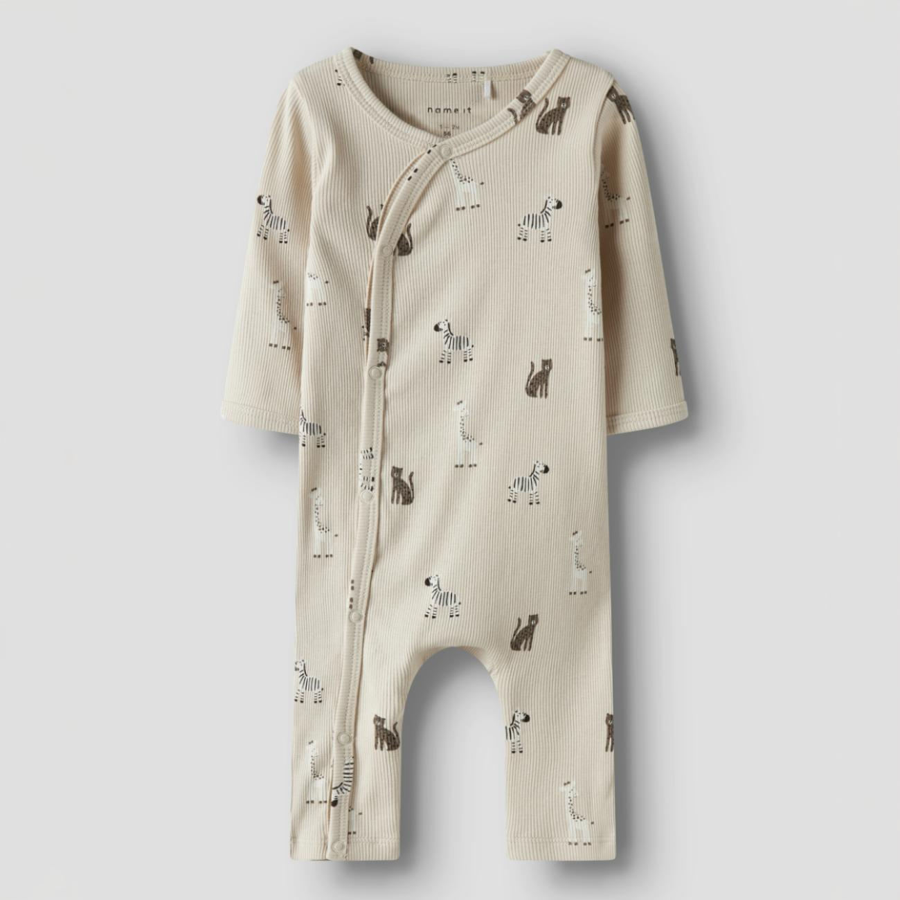 Et frontbilde av en beige ribbet baby sparkedress med brunt sebra- og kattemønster og trykknapper foran.